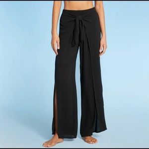 Women’s tie front- beach pants with slits.